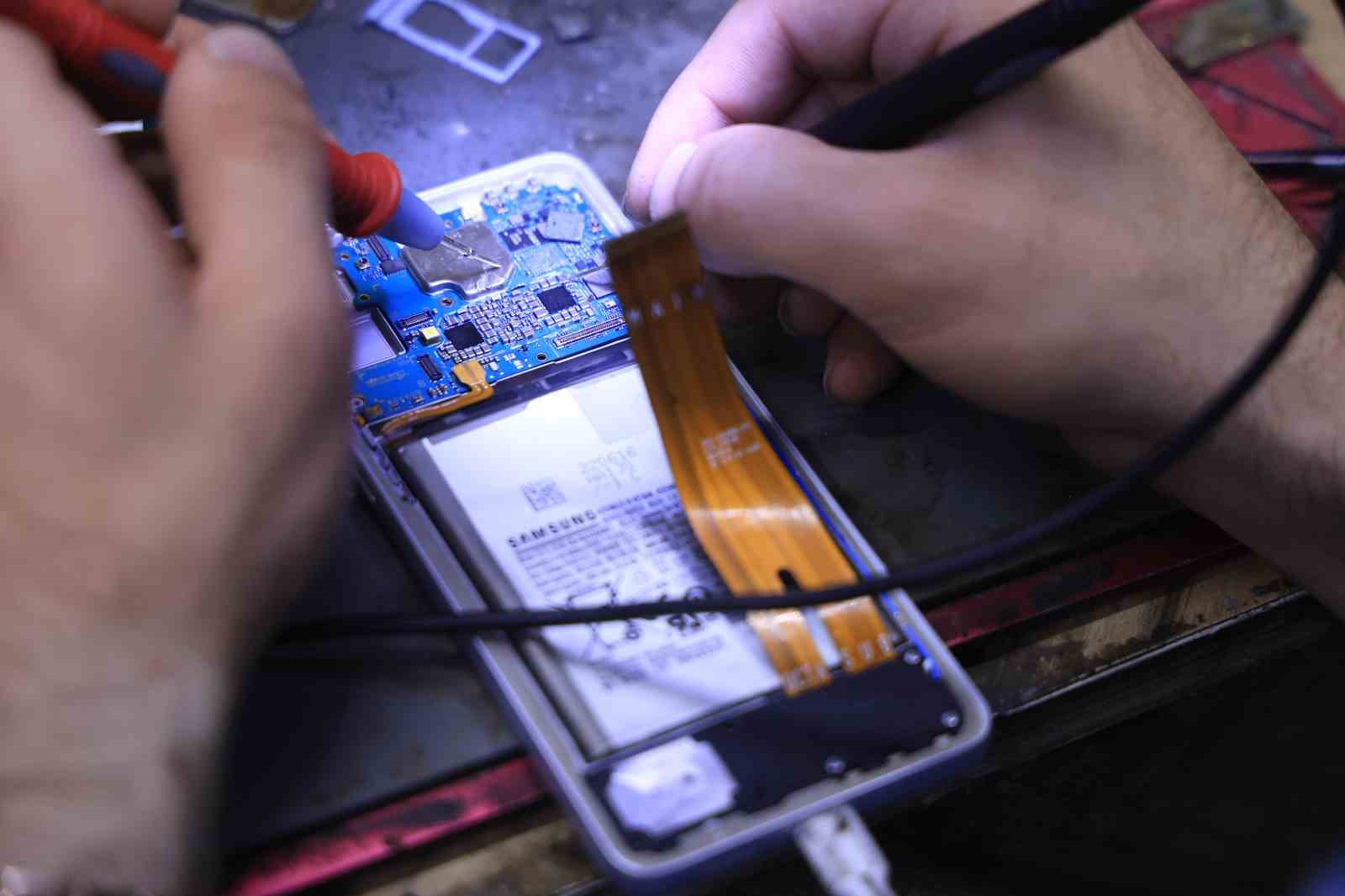 cep-telefonu-tamir-esnasinda-bomba-gibi-patladi
