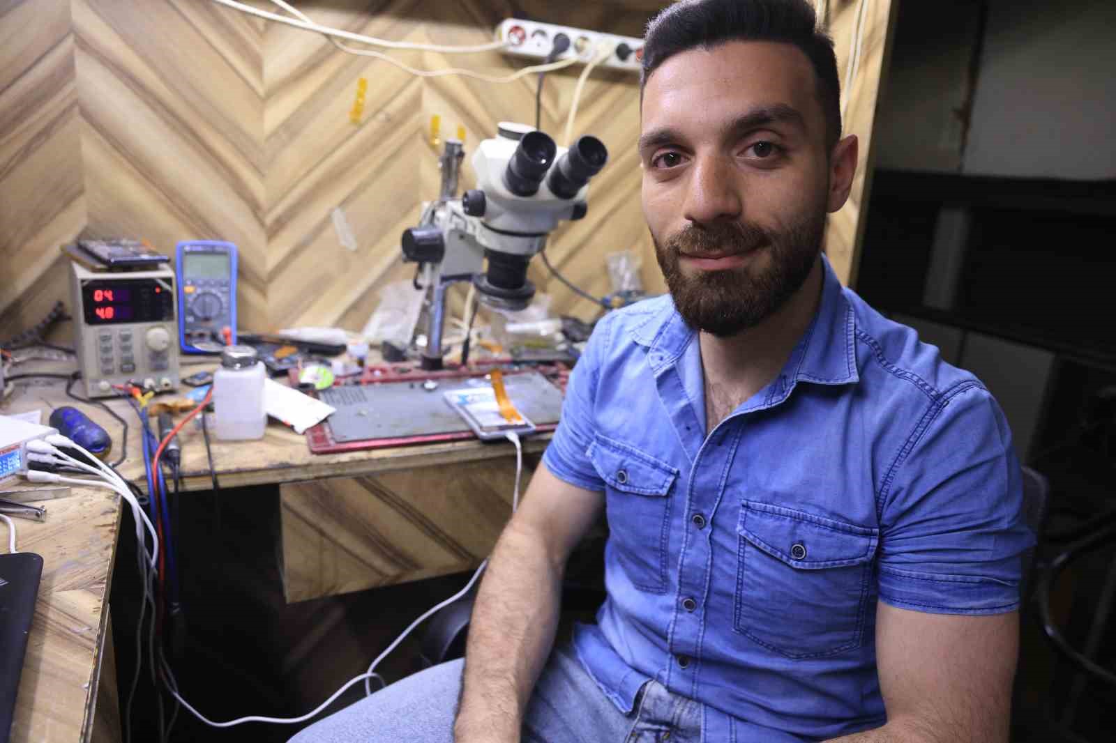 cep-telefonu-tamir-esnasinda-bomba-gibi-patladi