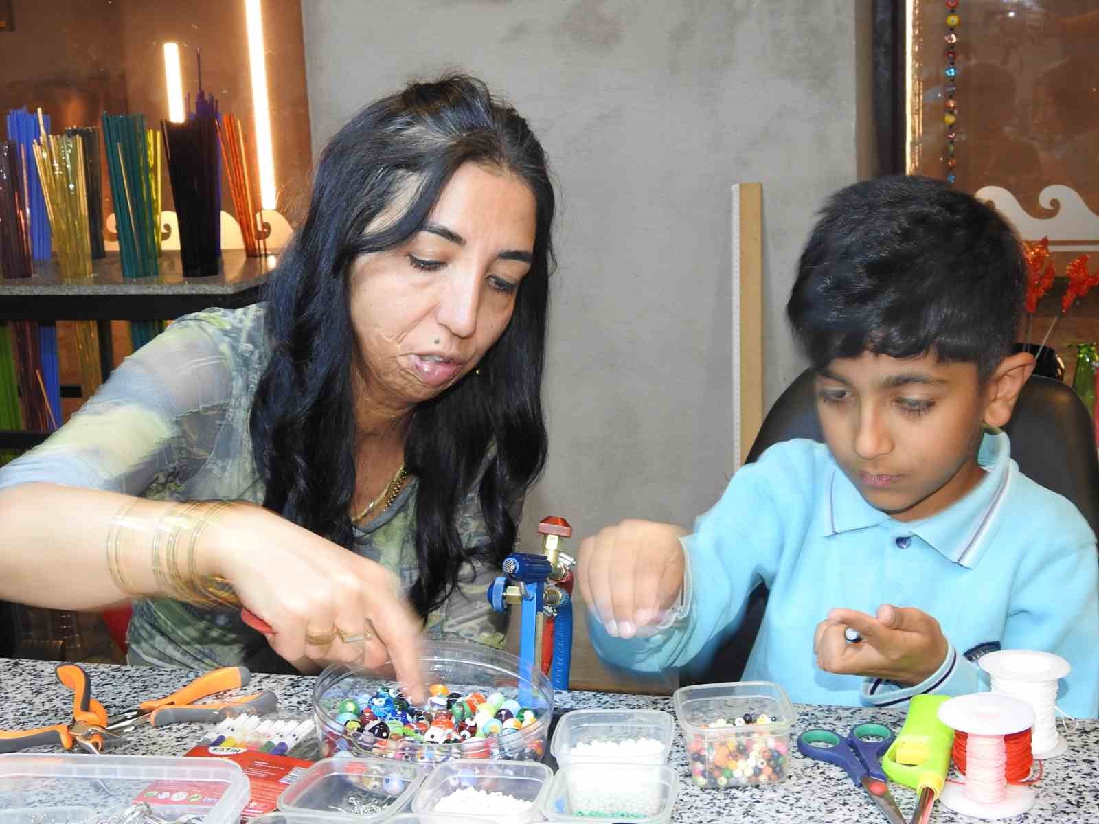 cocuklar-camlari-sanata-donusturuyor