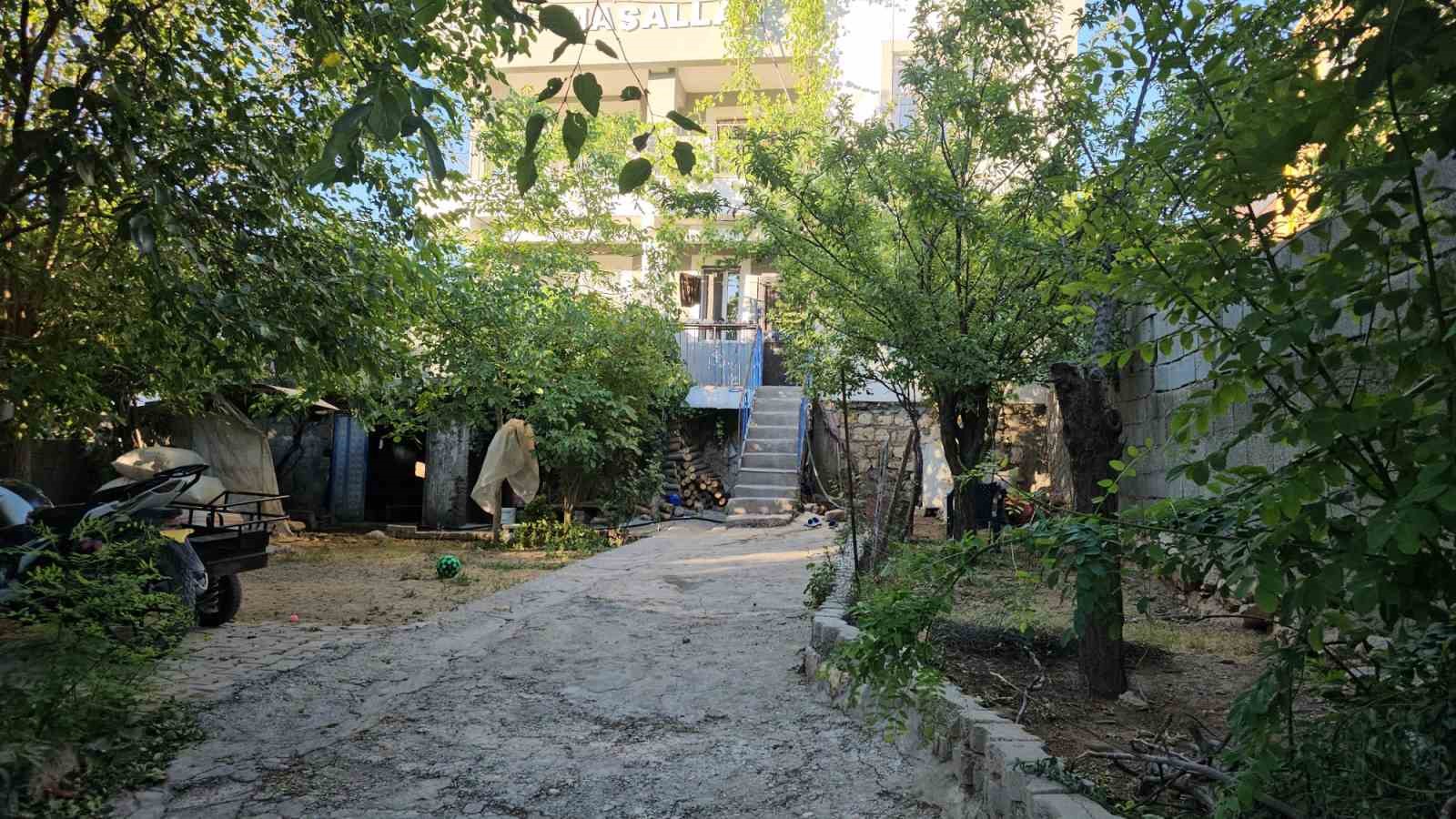 cocuklarini-ve-kendisini-bicakla-yaraladi