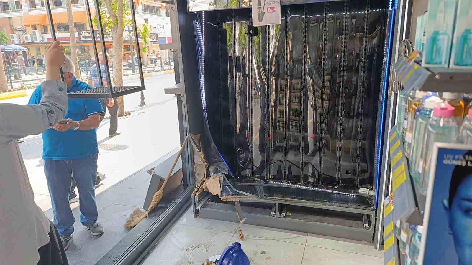 direksiyon-hakimiyetini-kaybeden-surucu-kozmetik-magazasina-girdi