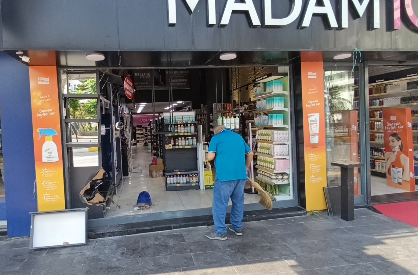 direksiyon-hakimiyetini-kaybeden-surucu-kozmetik-magazasina-girdi