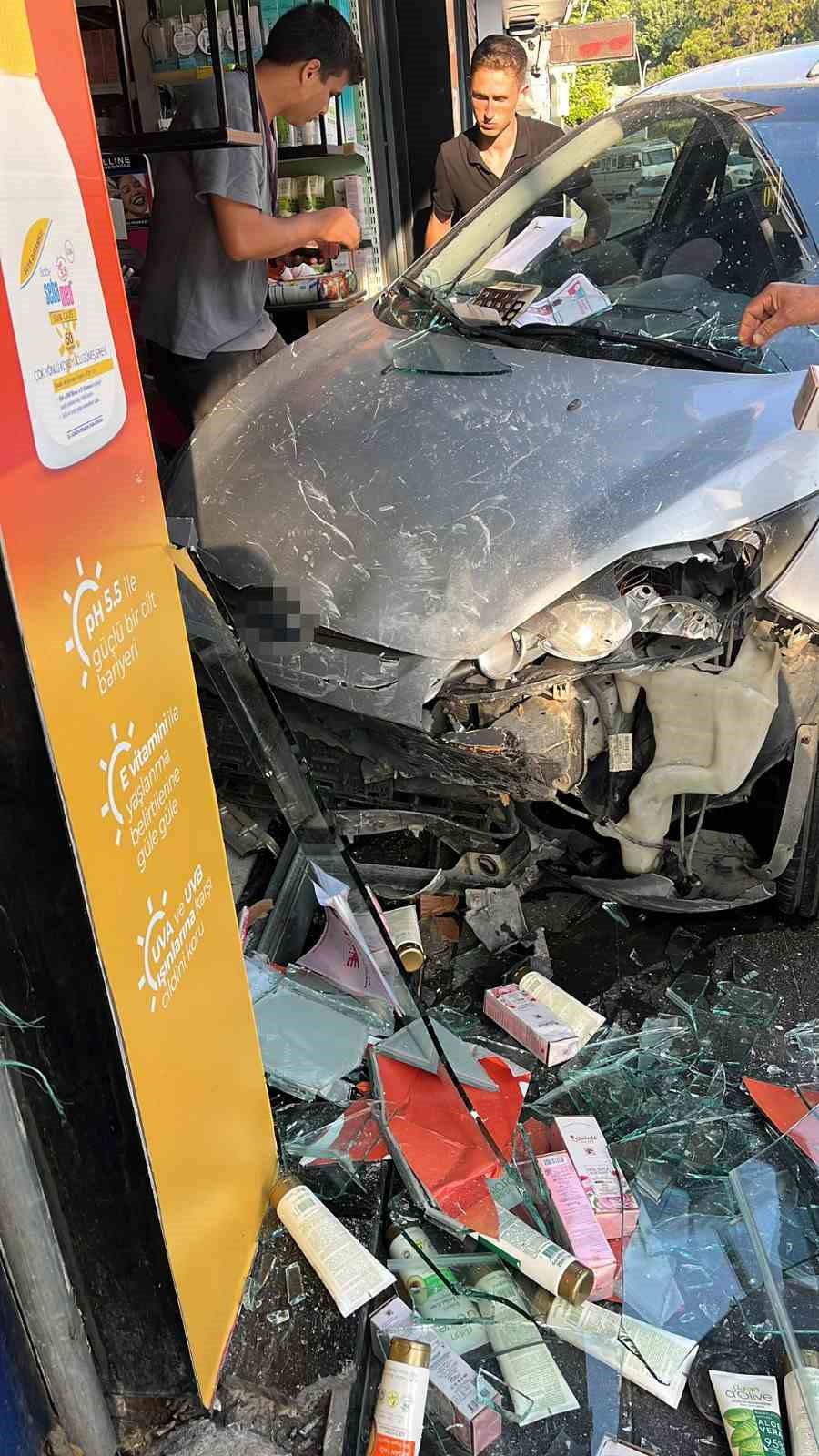 direksiyon-hakimiyetini-kaybeden-surucu-kozmetik-magazasina-girdi