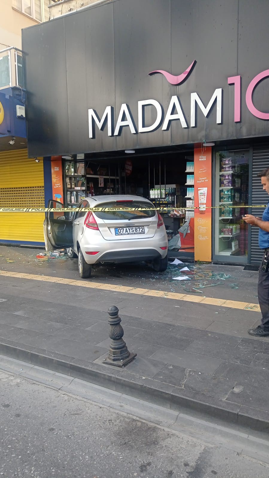 direksiyon-hakimiyetini-kaybeden-surucu-kozmetik-magazasina-girdi