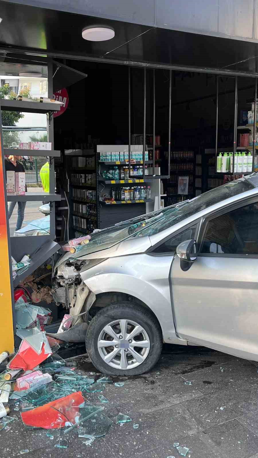 direksiyon-hakimiyetini-kaybeden-surucu-kozmetik-magazasina-girdi