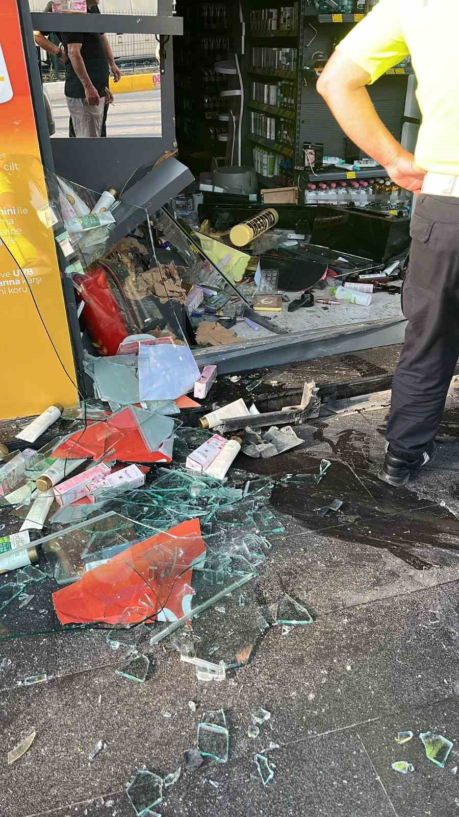 direksiyon-hakimiyetini-kaybeden-surucu-kozmetik-magazasina-girdi