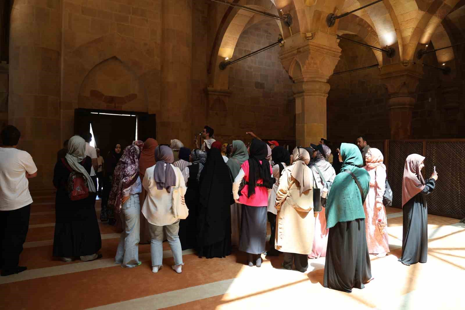dunyada-esi-benzeri-yok-dilleri-kisir-kalemleri-kirik-birakiyor