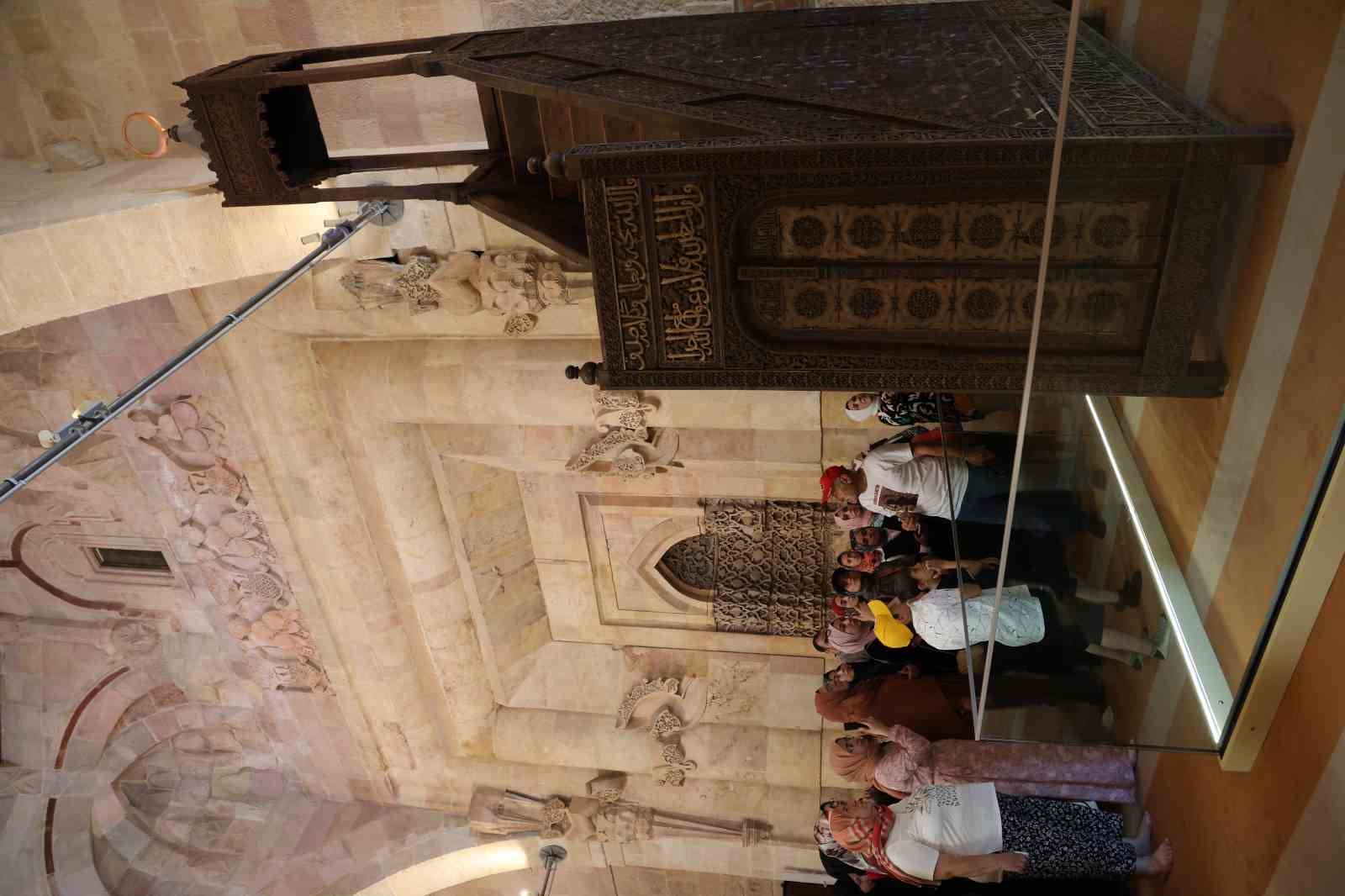 dunyada-esi-benzeri-yok-dilleri-kisir-kalemleri-kirik-birakiyor