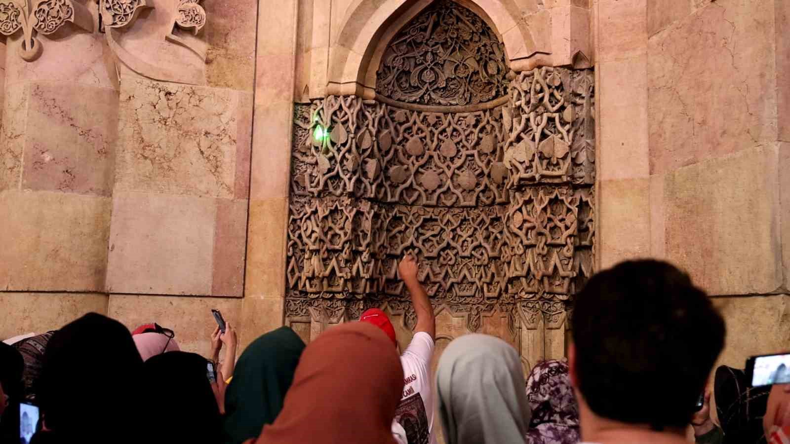 dunyada-esi-benzeri-yok-dilleri-kisir-kalemleri-kirik-birakiyor