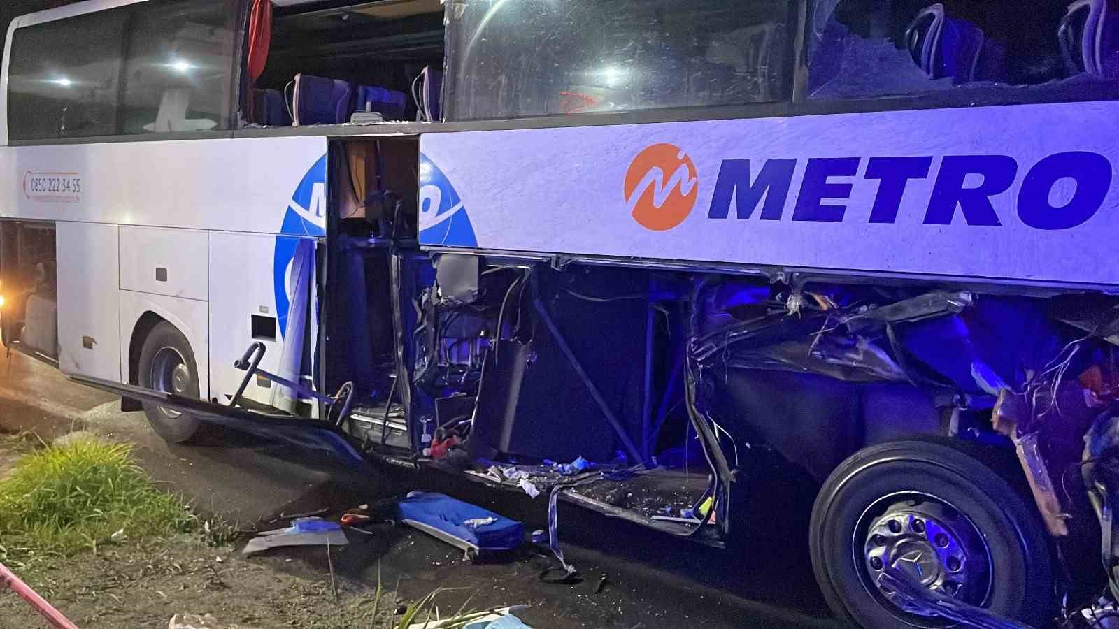 faciadan-donuldu-40-yolcusu-olan-otobus-tira-carpti-12-kisi-yaralandi