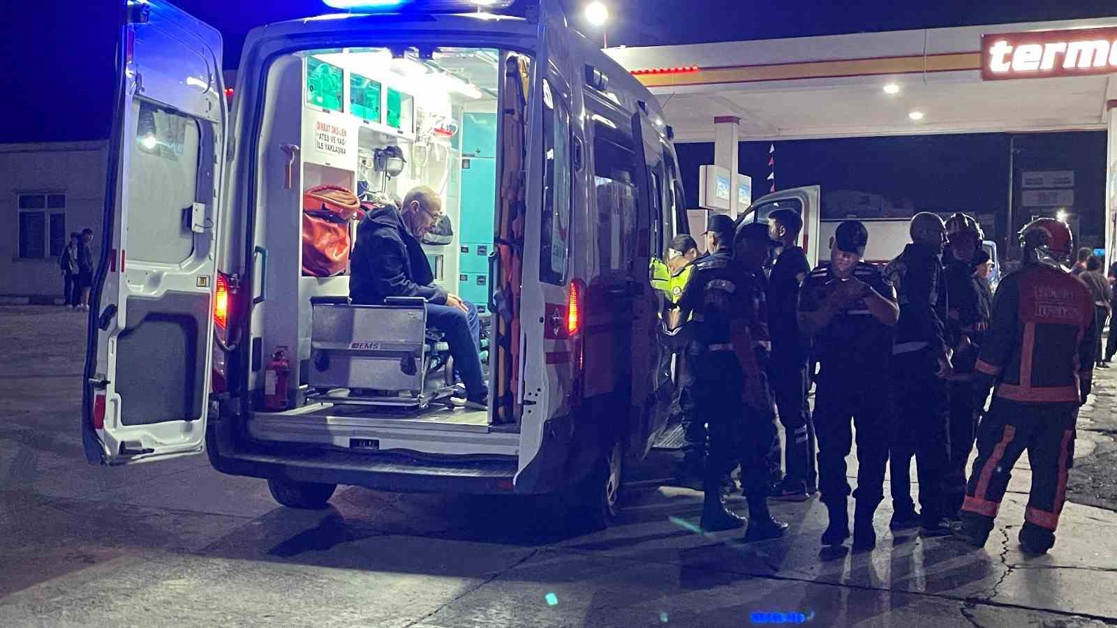 faciadan-donuldu-40-yolcusu-olan-otobus-tira-carpti-12-kisi-yaralandi