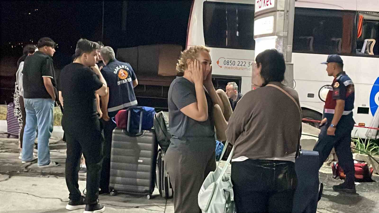faciadan-donuldu-40-yolcusu-olan-otobus-tira-carpti-12-kisi-yaralandi