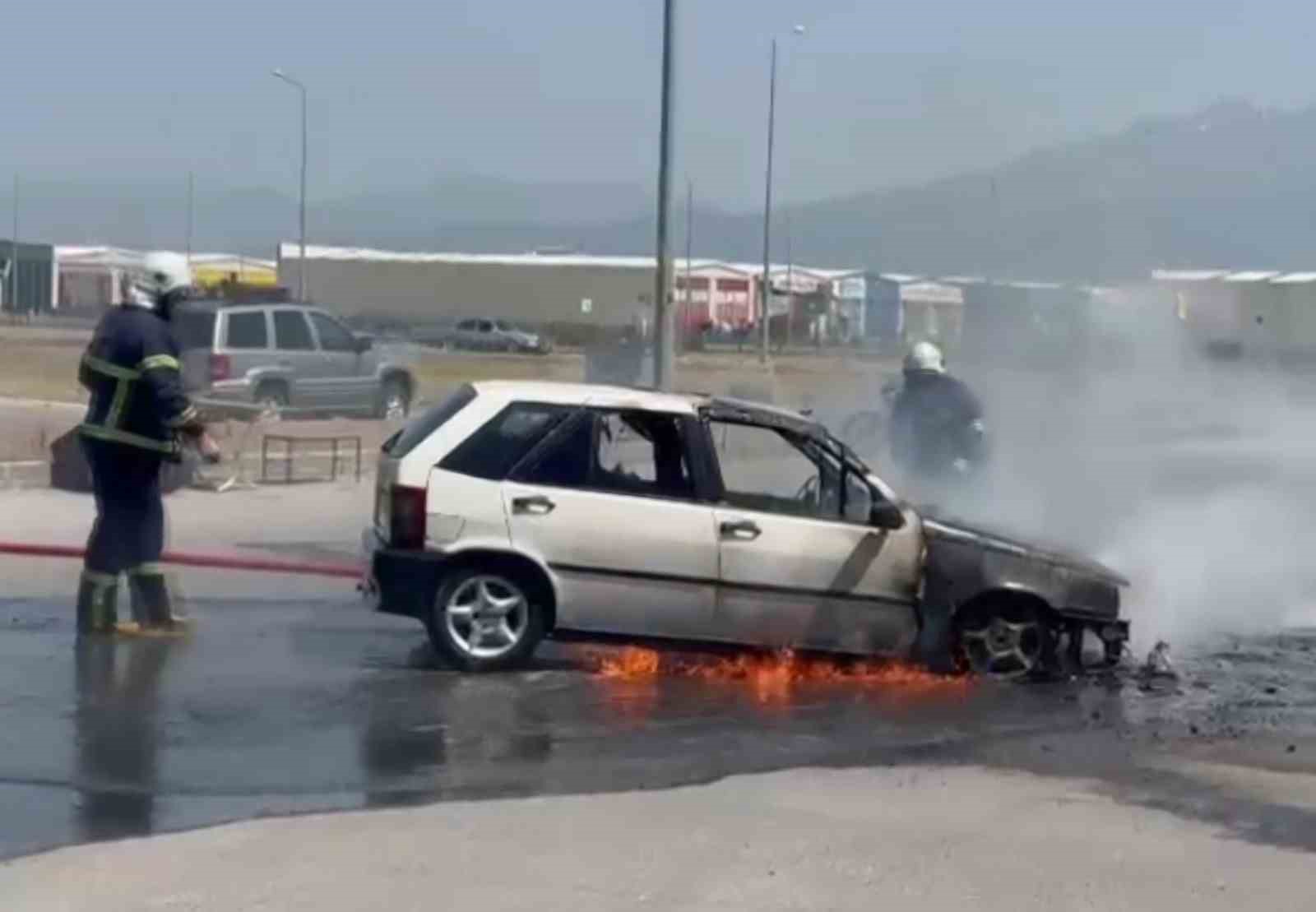 fiat-otomobil-egzoz-tamirinde-alev-alev-yandi