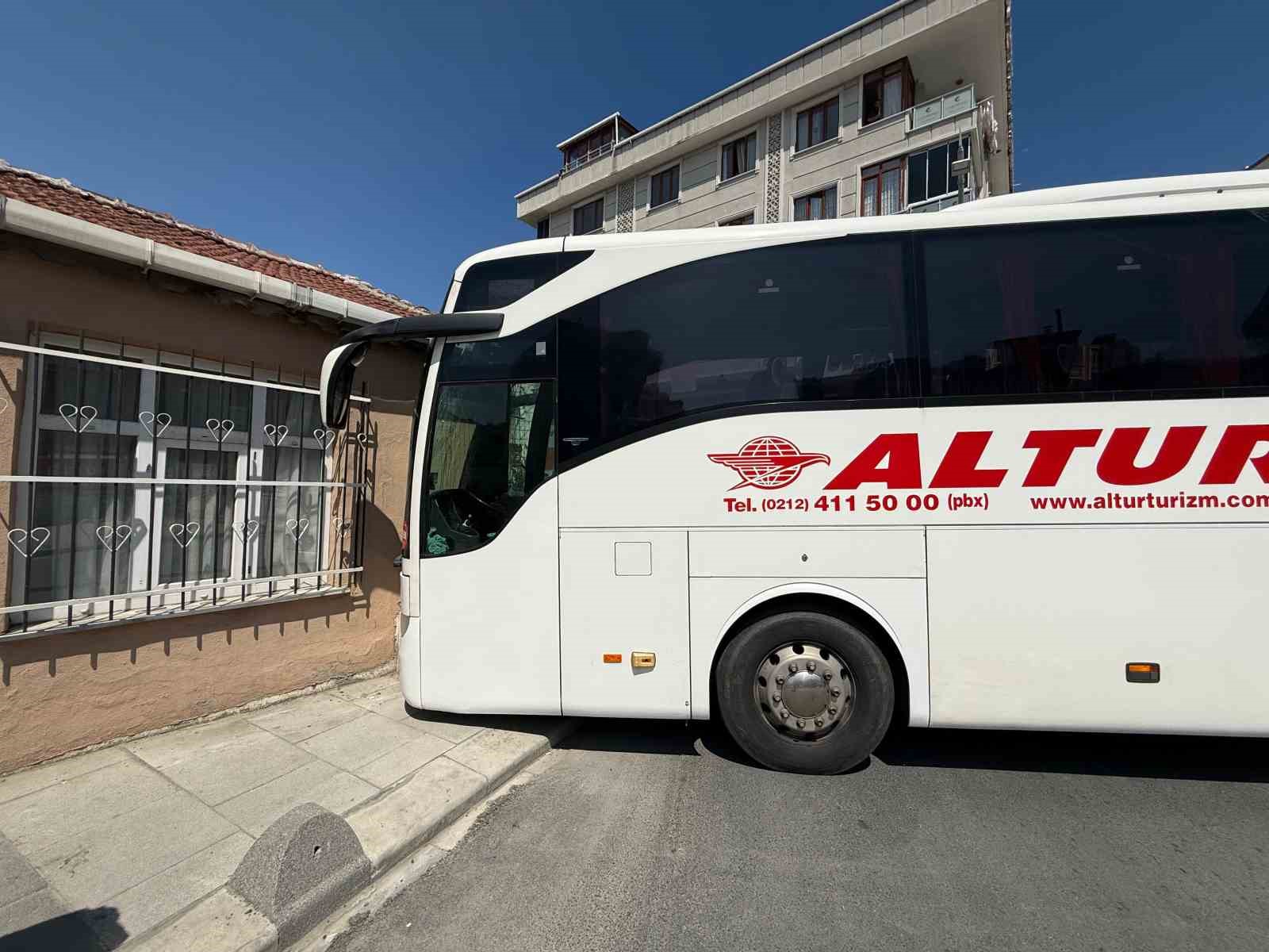 freni-bosalan-yolcu-otobusu-kayarak-gecekonduya-carpti