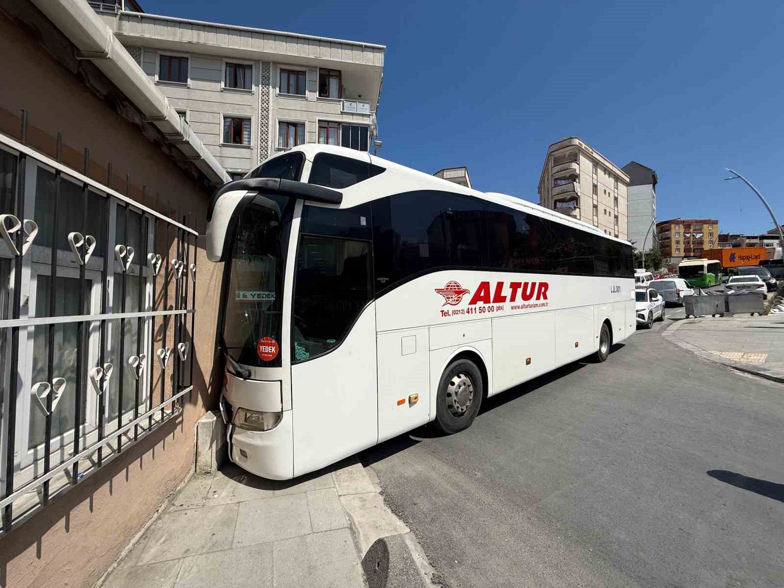 freni-bosalan-yolcu-otobusu-kayarak-gecekonduya-carpti