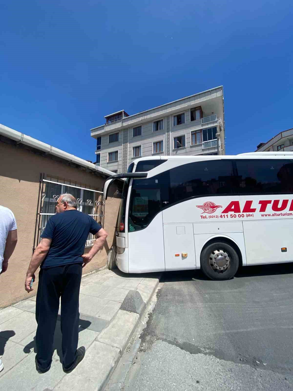 freni-bosalan-yolcu-otobusu-kayarak-gecekonduya-carpti