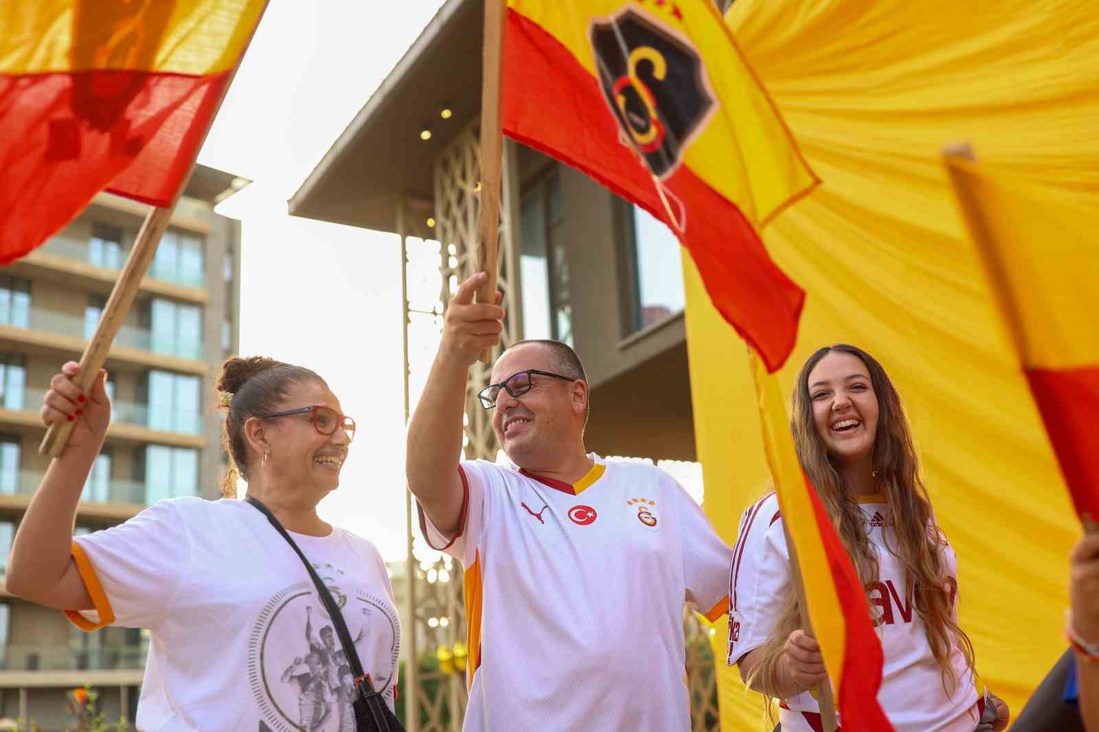 galatasarayin-25-sampiyonlugu-senegalde-coskuyla-kutlandi