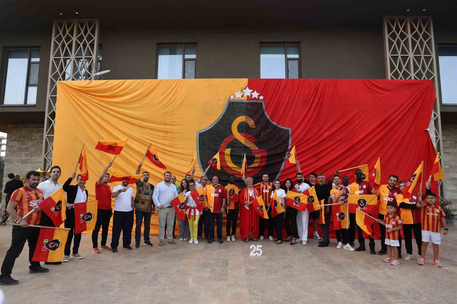 galatasarayin-25-sampiyonlugu-senegalde-coskuyla-kutlandi