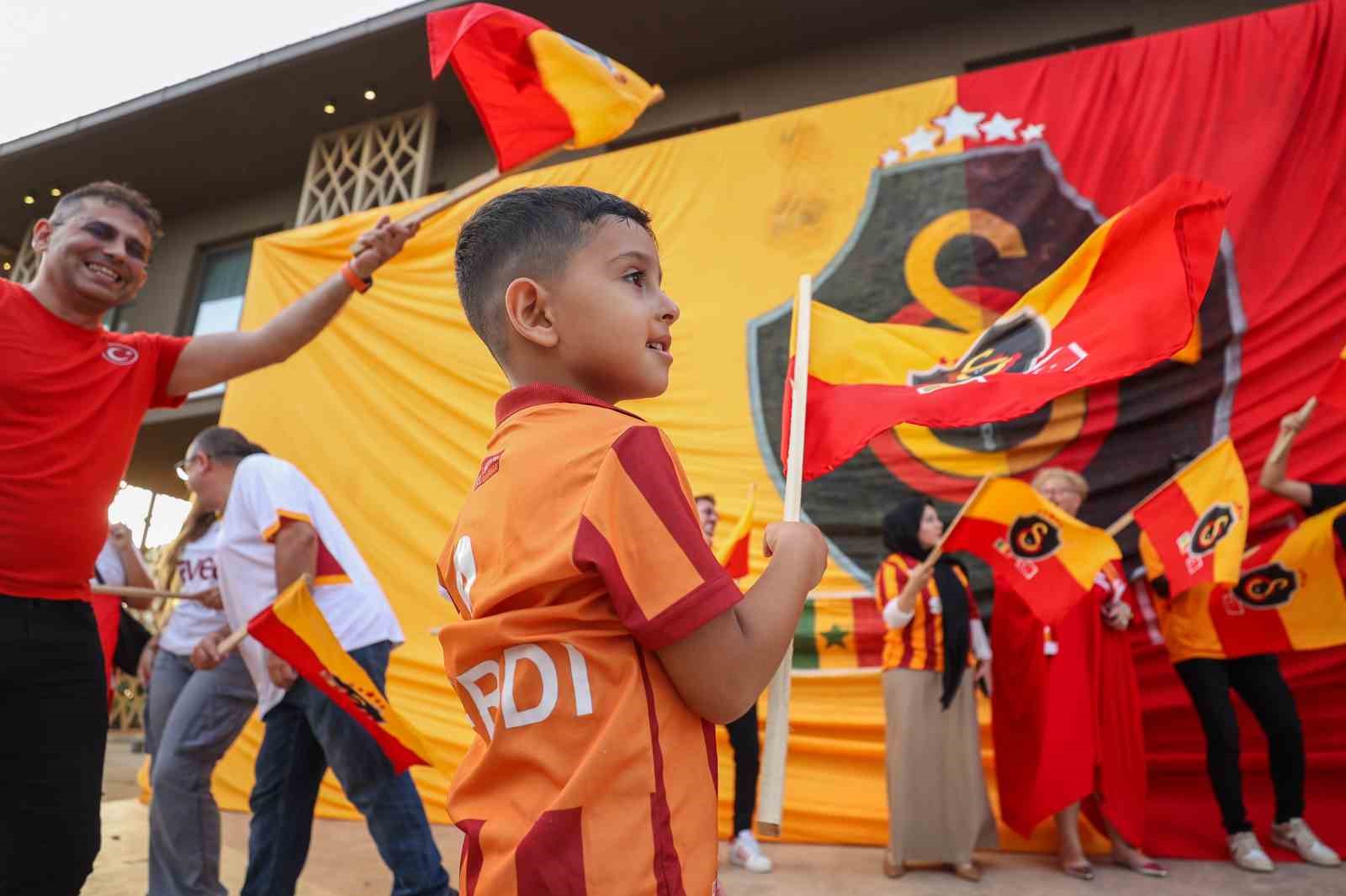 galatasarayin-25-sampiyonlugu-senegalde-coskuyla-kutlandi
