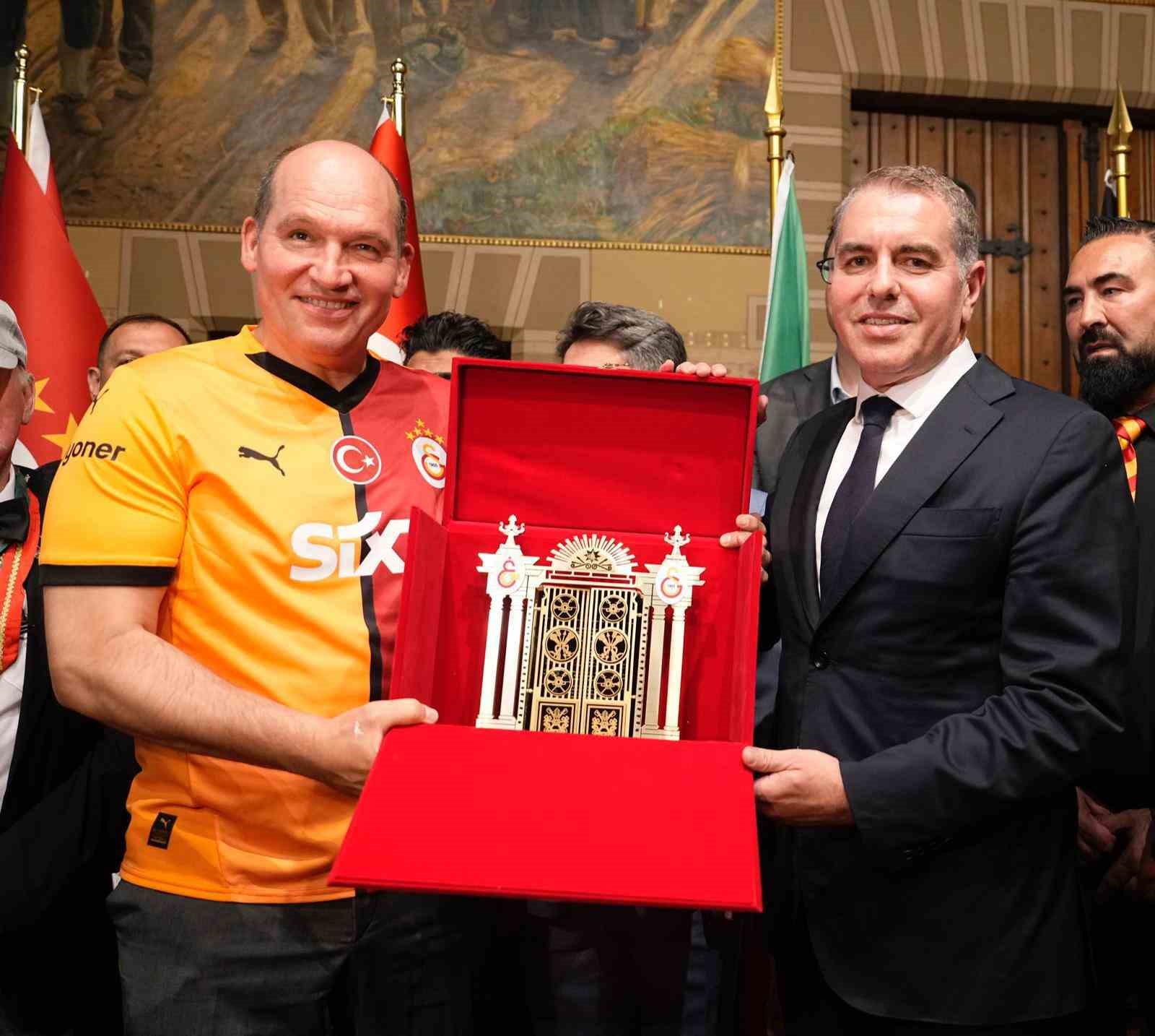 galatasarayin-5-yildizli-formasi-406-yillik-manneken-pis-heykeline-giydirildi