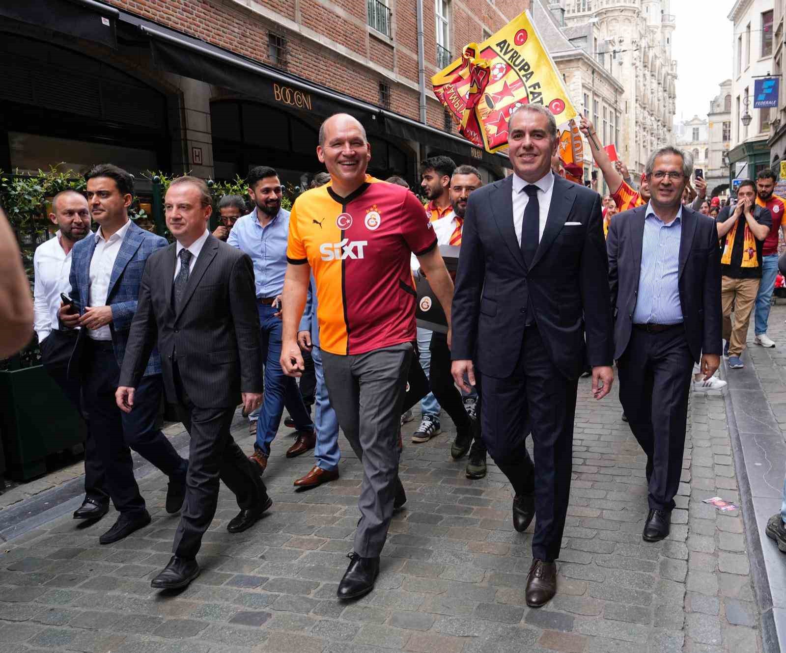 galatasarayin-5-yildizli-formasi-406-yillik-manneken-pis-heykeline-giydirildi