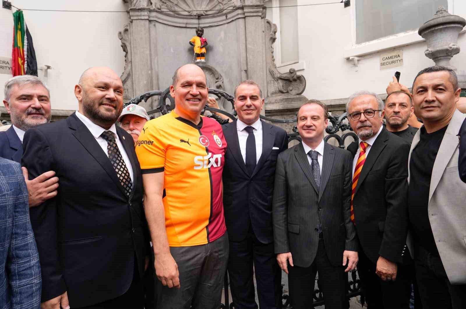 galatasarayin-5-yildizli-formasi-406-yillik-manneken-pis-heykeline-giydirildi