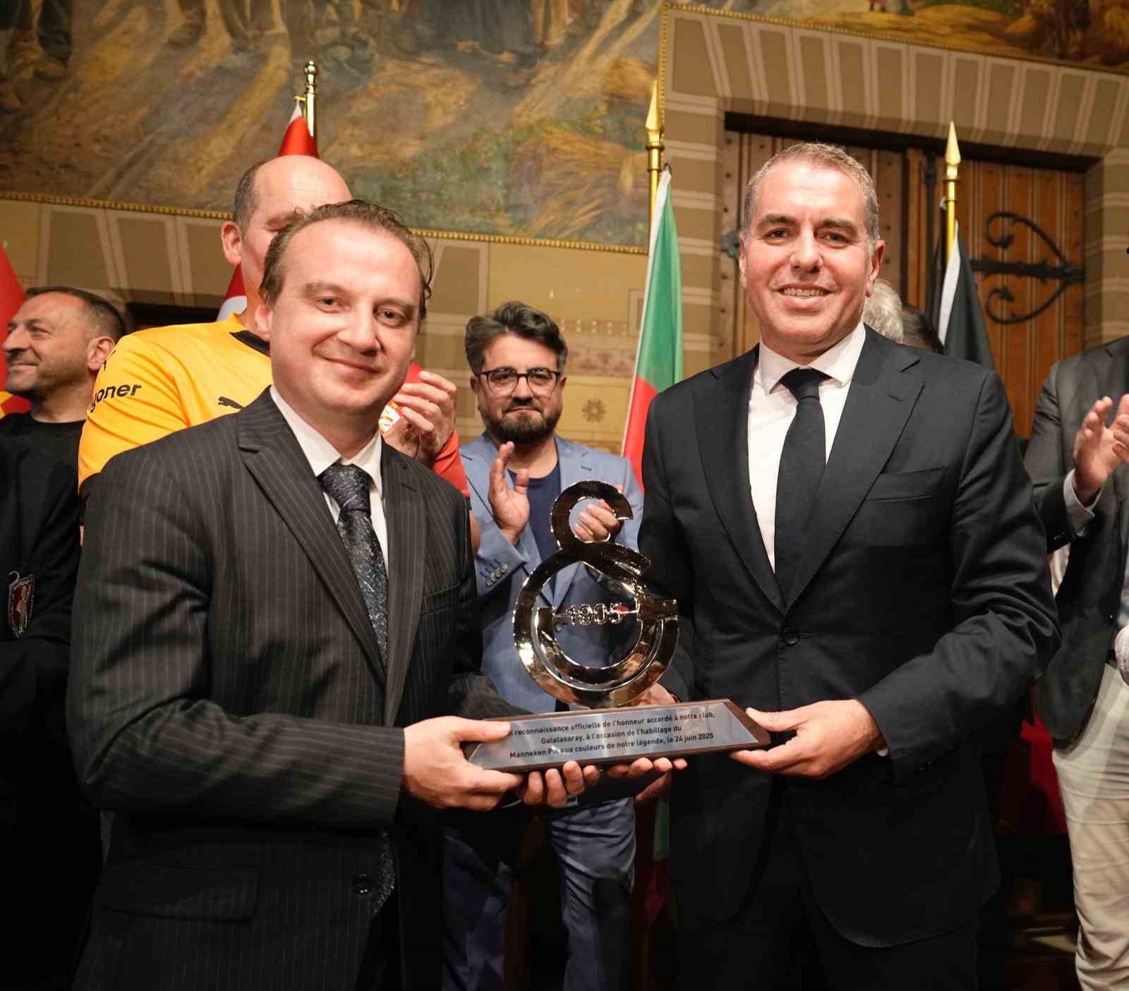 galatasarayin-5-yildizli-formasi-406-yillik-manneken-pis-heykeline-giydirildi