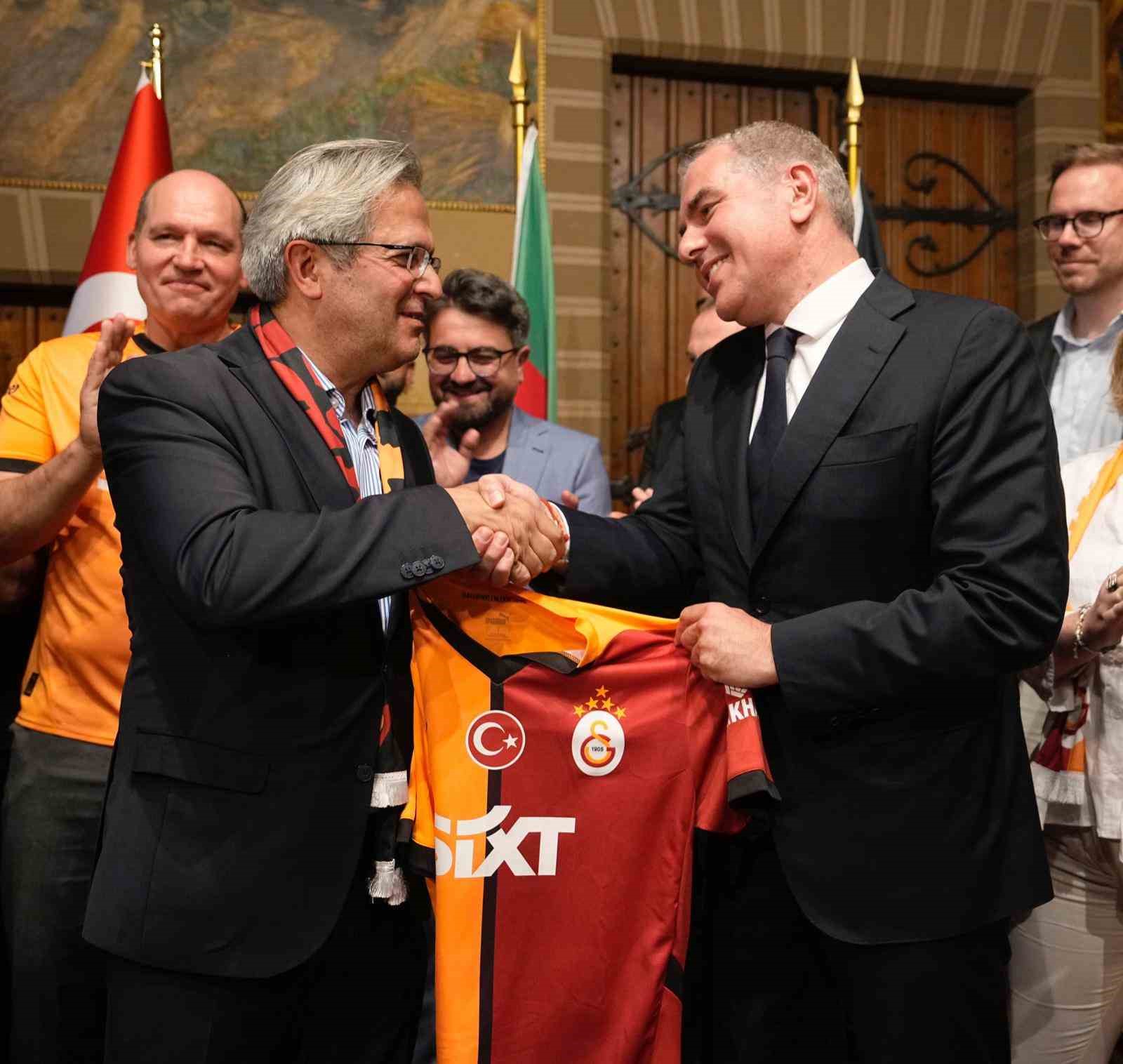 galatasarayin-5-yildizli-formasi-406-yillik-manneken-pis-heykeline-giydirildi