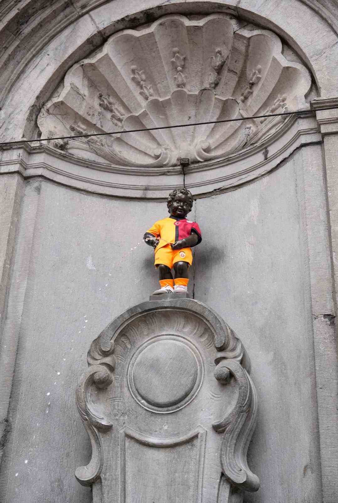 galatasarayin-5-yildizli-formasi-406-yillik-manneken-pis-heykeline-giydirildi