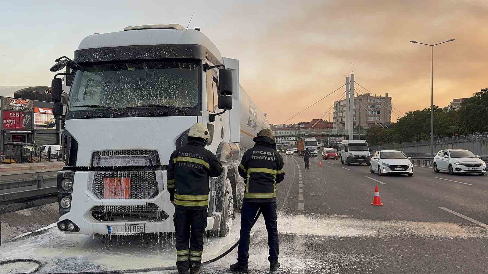 gaz-yuklu-tankerin-motorunda-cikan-yangin-korkuya-neden-oldu