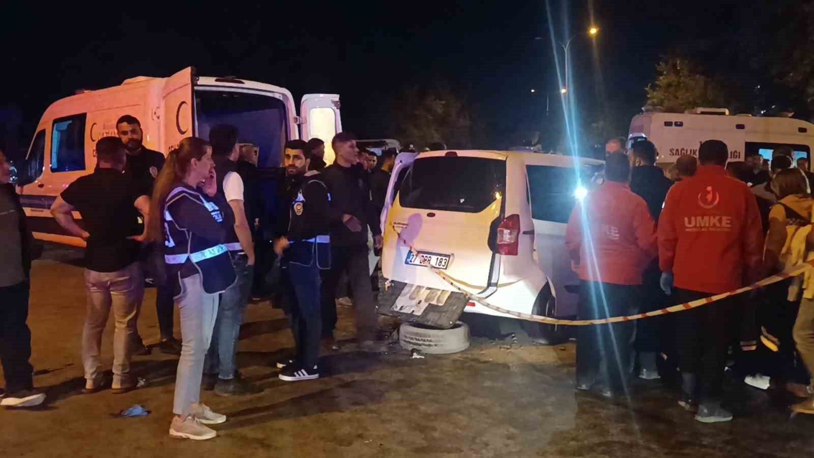 gaziantepte-iki-arac-kafa-kafaya-carpisti-5-olu-2-yarali