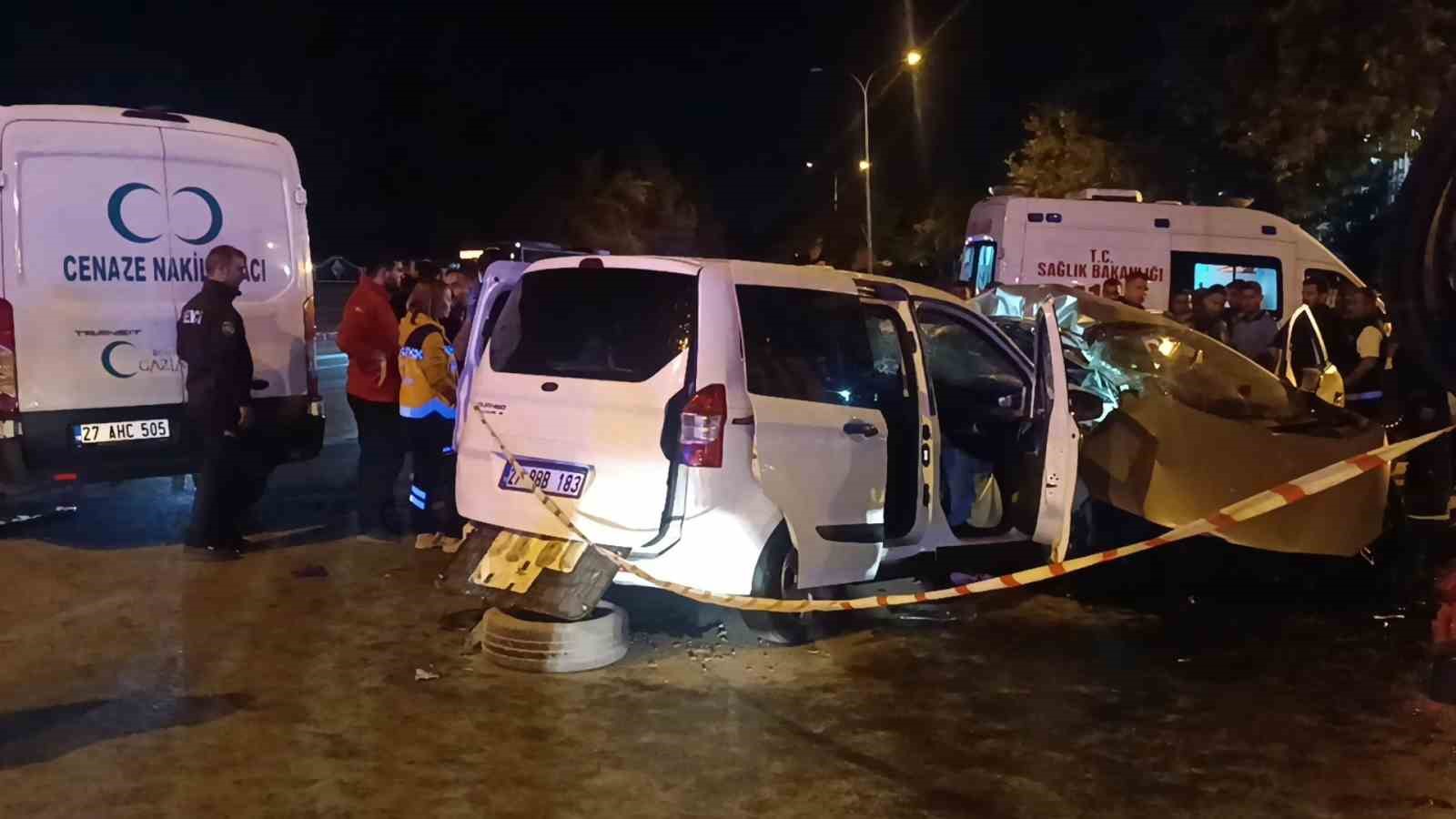 gaziantepte-iki-arac-kafa-kafaya-carpisti-5-olu-2-yarali