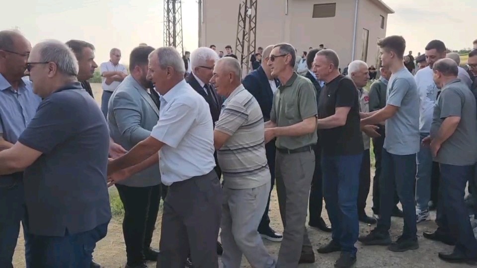 gelenek-yine-yerine-getirildi-10-bin-kisi-ayni-anda-bayramlasti