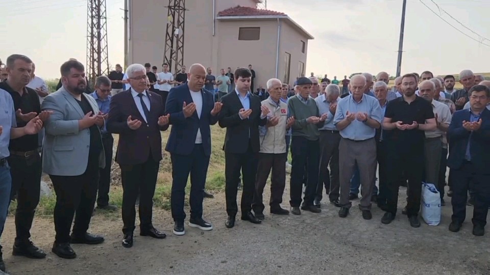 gelenek-yine-yerine-getirildi-10-bin-kisi-ayni-anda-bayramlasti