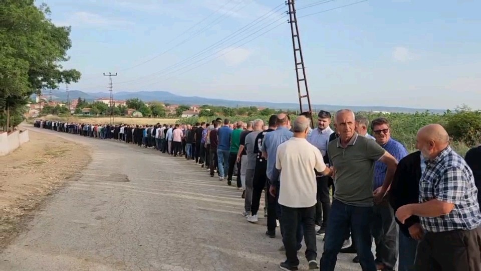 gelenek-yine-yerine-getirildi-10-bin-kisi-ayni-anda-bayramlasti