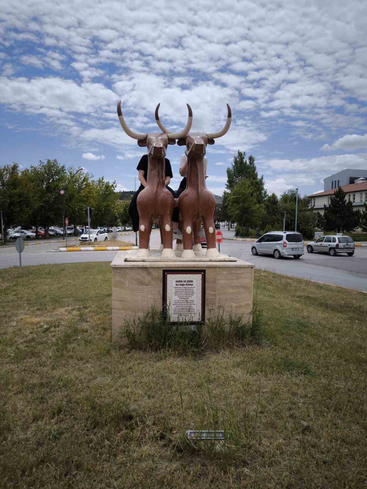 genclerin-mezuniyet-kutlamasi-dikkat-cekti