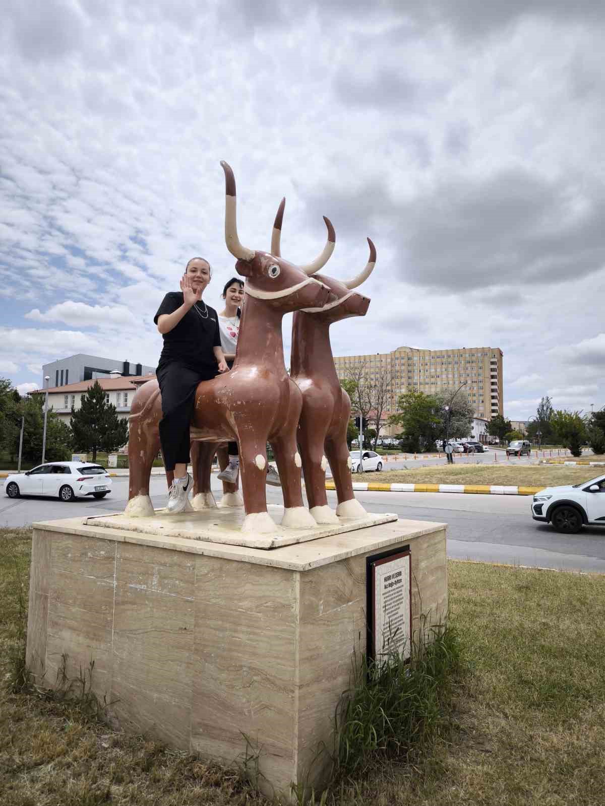 genclerin-mezuniyet-kutlamasi-dikkat-cekti