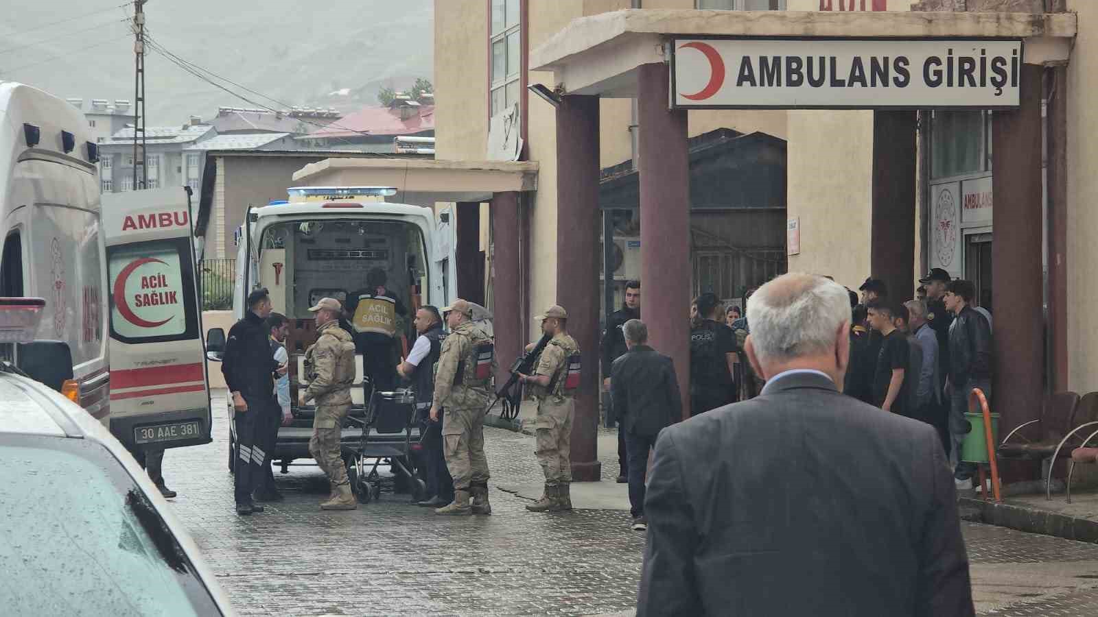 hakkaride-midibus-devrildi-6-asker-yaralandi