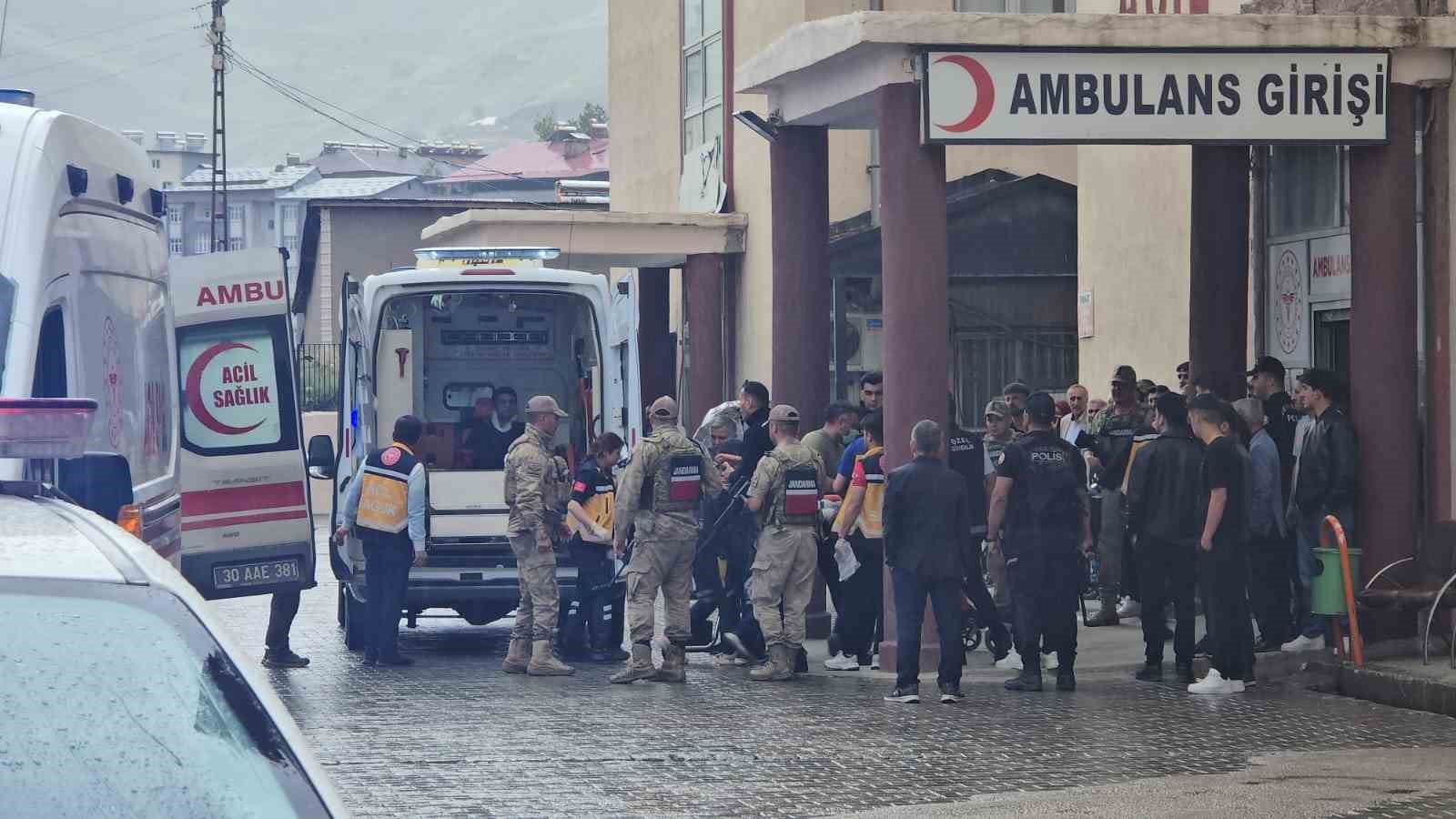 hakkaride-midibus-devrildi-6-asker-yaralandi