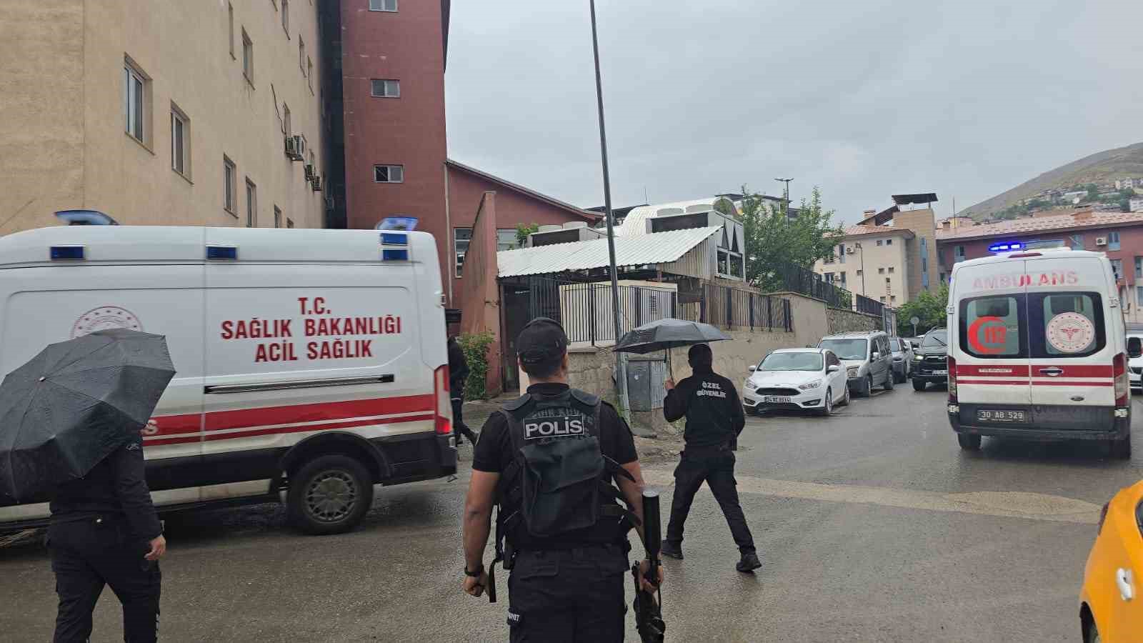 hakkaride-midibus-devrildi-6-asker-yaralandi
