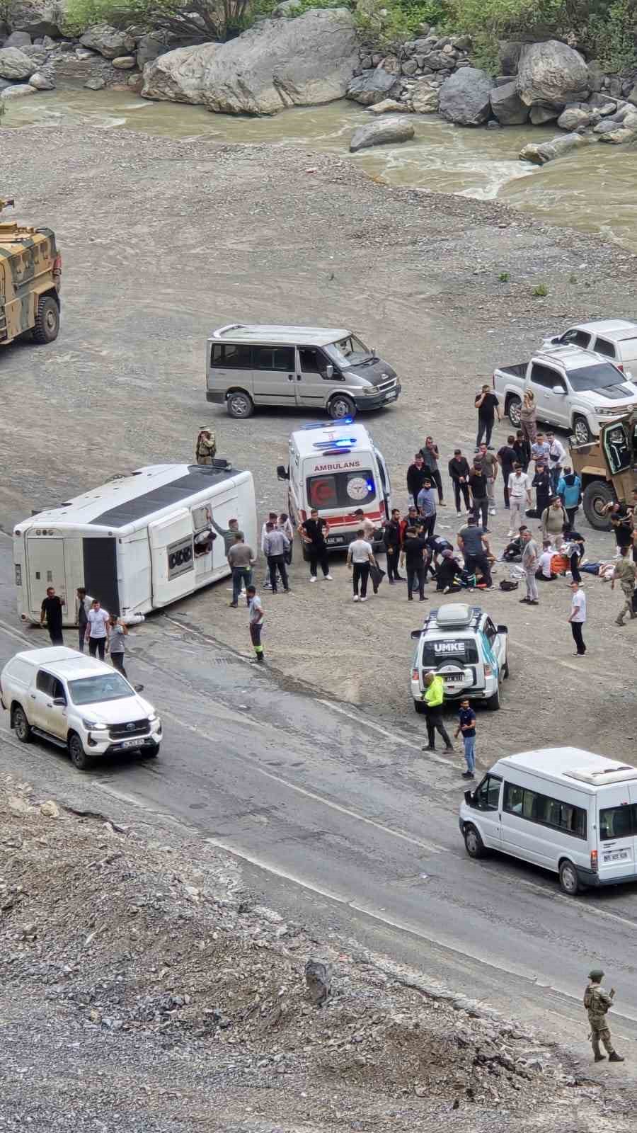 hakkaride-midibus-devrildi-6-asker-yaralandi