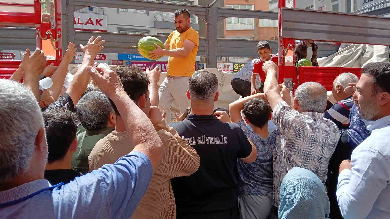 hayirsever-esnaftan-vatandasa-19-ton-karpuz-ikrami