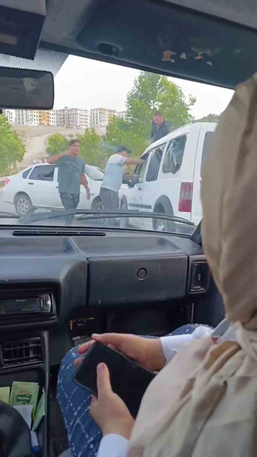 hayrete-dusuren-goruntu-kaza-yaptiklari-aractakilere-korku-dolu-anlar-yasattilar