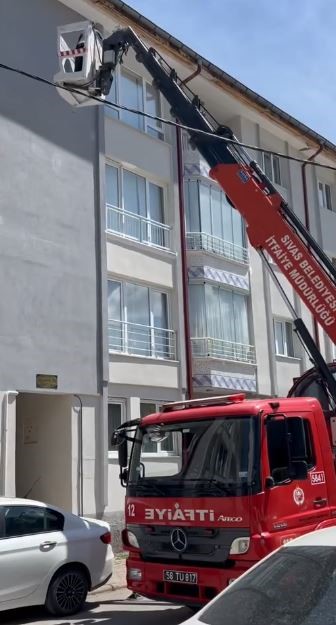 ipe-takilarak-mahsur-kalan-kus-itfaiye-ekiplerince-kurtarildi