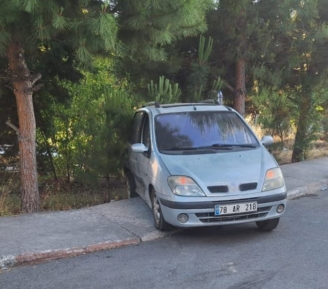karabukte-okul-servisi-ile-otomobil-carpisti-3-yarali