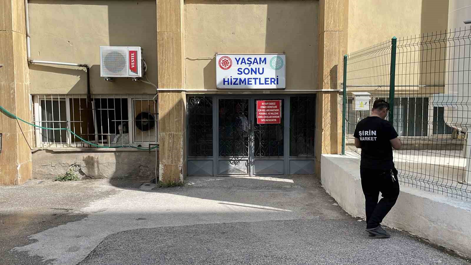 kenenin-yapistigi-yasli-kadin-oldu-kentte-olu-sayisi-8e-ulasti