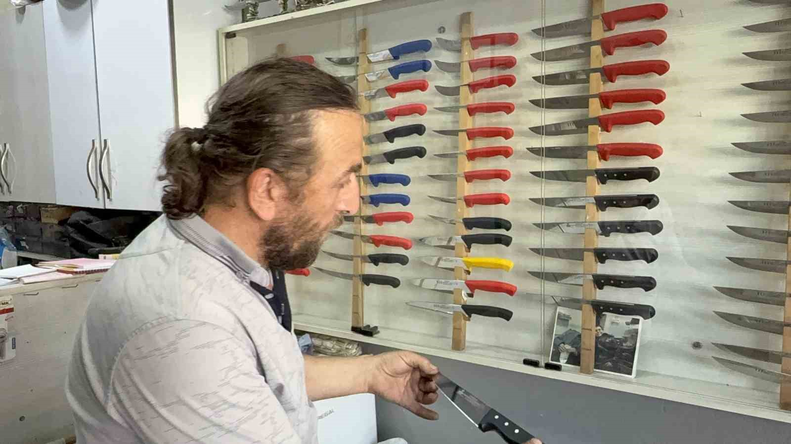 kurban-en-rahat-celik-bicakla-kesiliyor