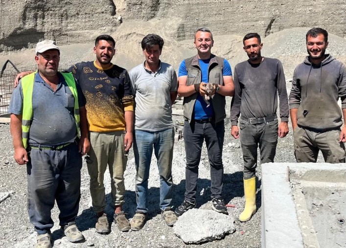 kurt-ve-ayi-yavrusu-artik-sefkatli-ellerde