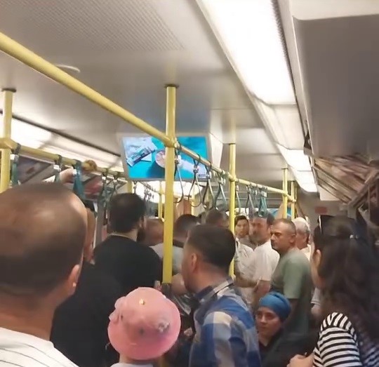 metroda-yer-verme-tartismasi-cikti-ortalik-karisti