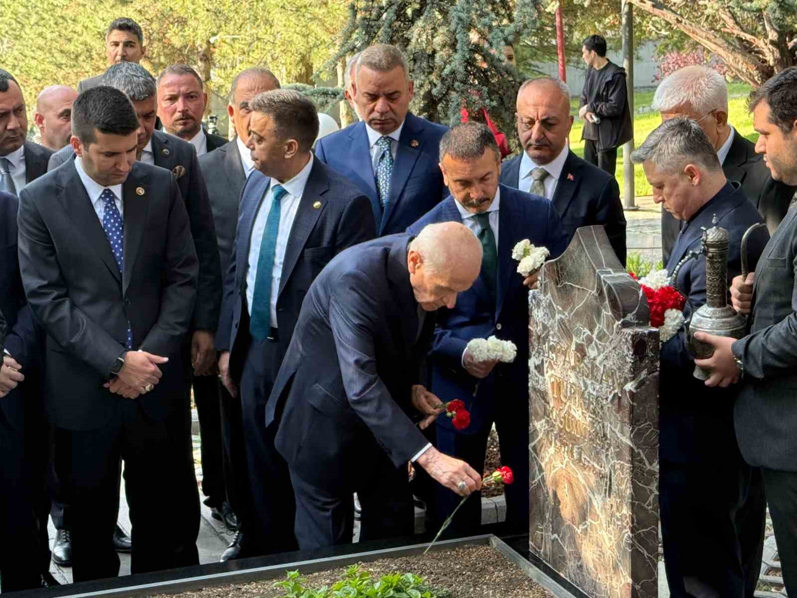 mhp-genel-baskani-bahceli-alparslan-turkesin-kabrini-ziyaret-etti